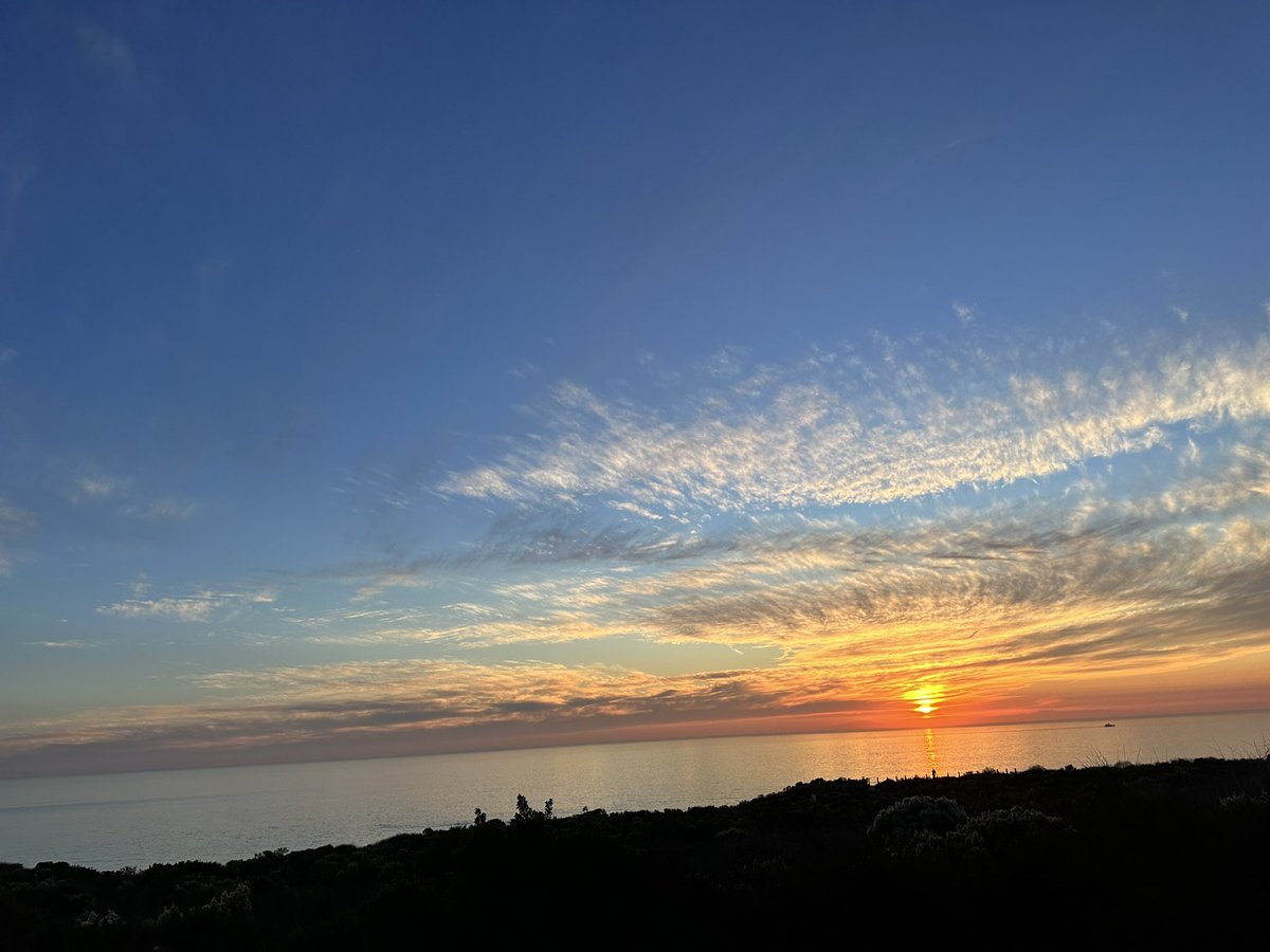 essamiskander's tweet photo. The sun sinks into the ocean, painting Crystal Cove with its final, golden goodbye. 

#CrystalCove #SunsetMagic #GoldenHour #OceanBeauty #DramaticSky #NatureLovers #PeacefulMoments #BeachVibes #CaliforniaDreaming https://t.co/Ul0rEl15PH