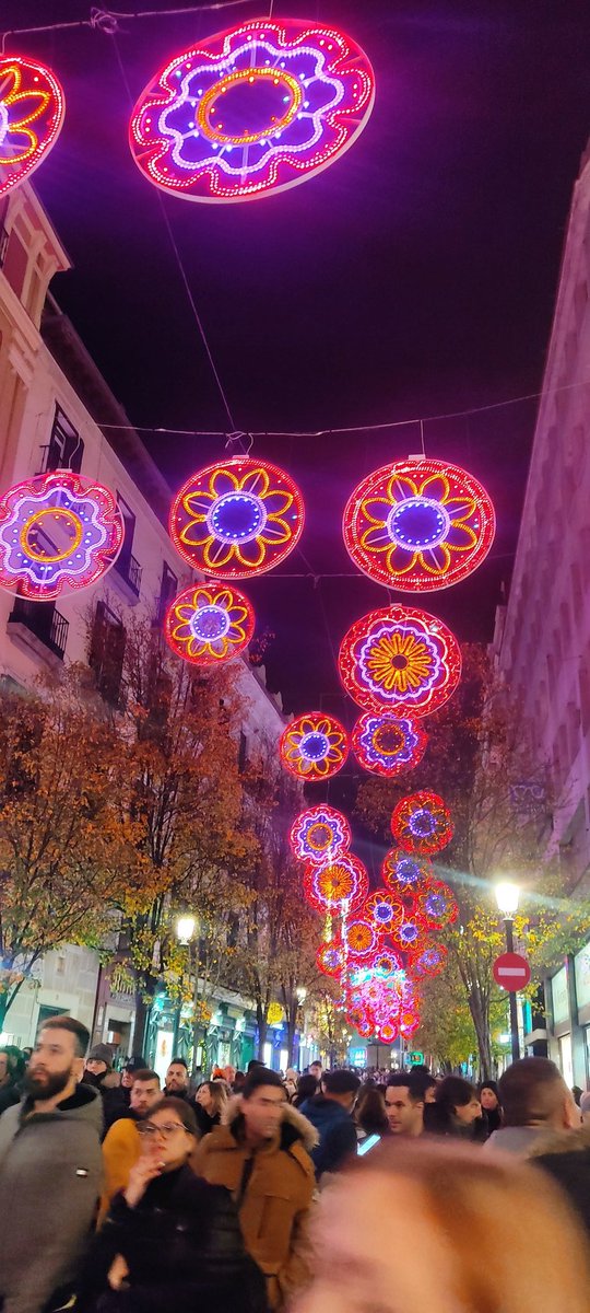 RomoMery's tweet photo. Las luces nos dejarán ver la verdadera Luz?? 
#miraalaestrella #invocaaMaria https://t.co/GR0DUooHnC