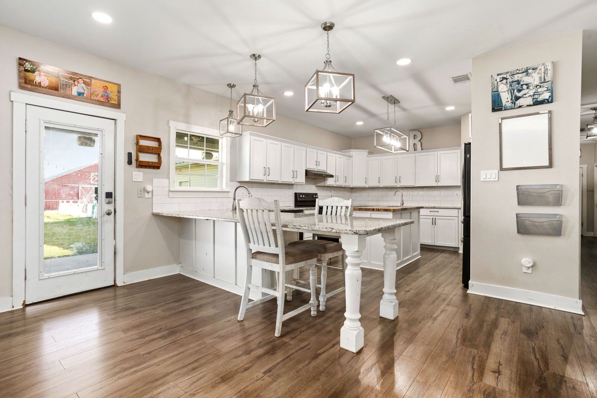 KustomRE's tweet photo. 🚨 $200K Price Drop! Now $1.4M!

This nearly 10-acre New Braunfels estate blends country charm &amp; investment potential:
🏡 3,920 sq. ft. home | 4 beds | 3.5 baths
✨ Detached office, red barn, ag exemption
📈 Zoned mixed-use, prime for growth!
Don’t miss it! https://t.co/IZdfhhOySy