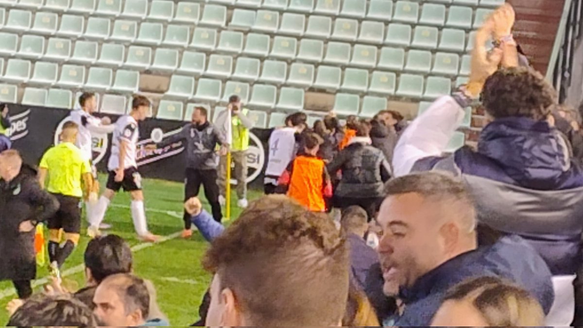 MeridaDeportes2's tweet photo. @Merida_AD @cfhercules Goooooooooooooooolllll gol de Beneit

@Merida_AD 
@cfhercules
⏱️85
🥅 2-1
#VamosMerida https://t.co/lfGtuQEbzF