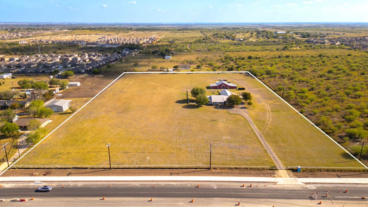 KustomRE's tweet photo. 🚨 $200K Price Drop! Now $1.4M!

This nearly 10-acre New Braunfels estate blends country charm &amp; investment potential:
🏡 3,920 sq. ft. home | 4 beds | 3.5 baths
✨ Detached office, red barn, ag exemption
📈 Zoned mixed-use, prime for growth!
Don’t miss it! https://t.co/IZdfhhOySy