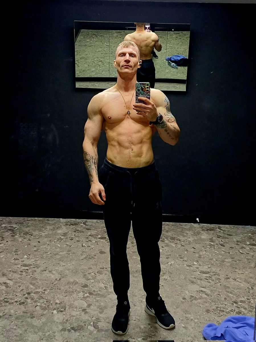 Hiddenblueye's tweet photo. #Bulkingup Nicely!! 

#gymlife #sologymgrind #fromskinytotoned #FitnessMotivation https://t.co/vWxxpa6ume