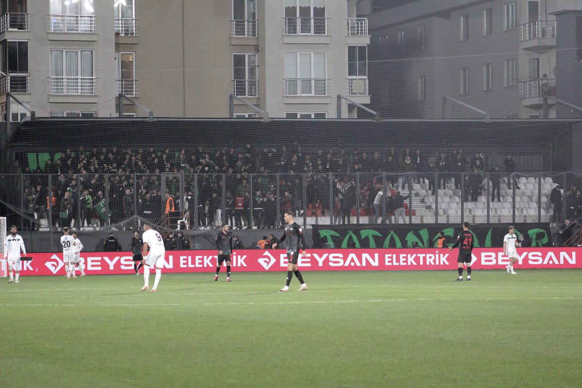 Selam olsun Henüz Ölmedik diyenlere!

Selam olsun şehrinin takımına her daim sahip çıkanlara!

Selam olsun başarısızlıkta da takımını, armasını satmayanlara!

Selam olsun Büyük Sakaryaspor taraftarına!

TATANGALAR !