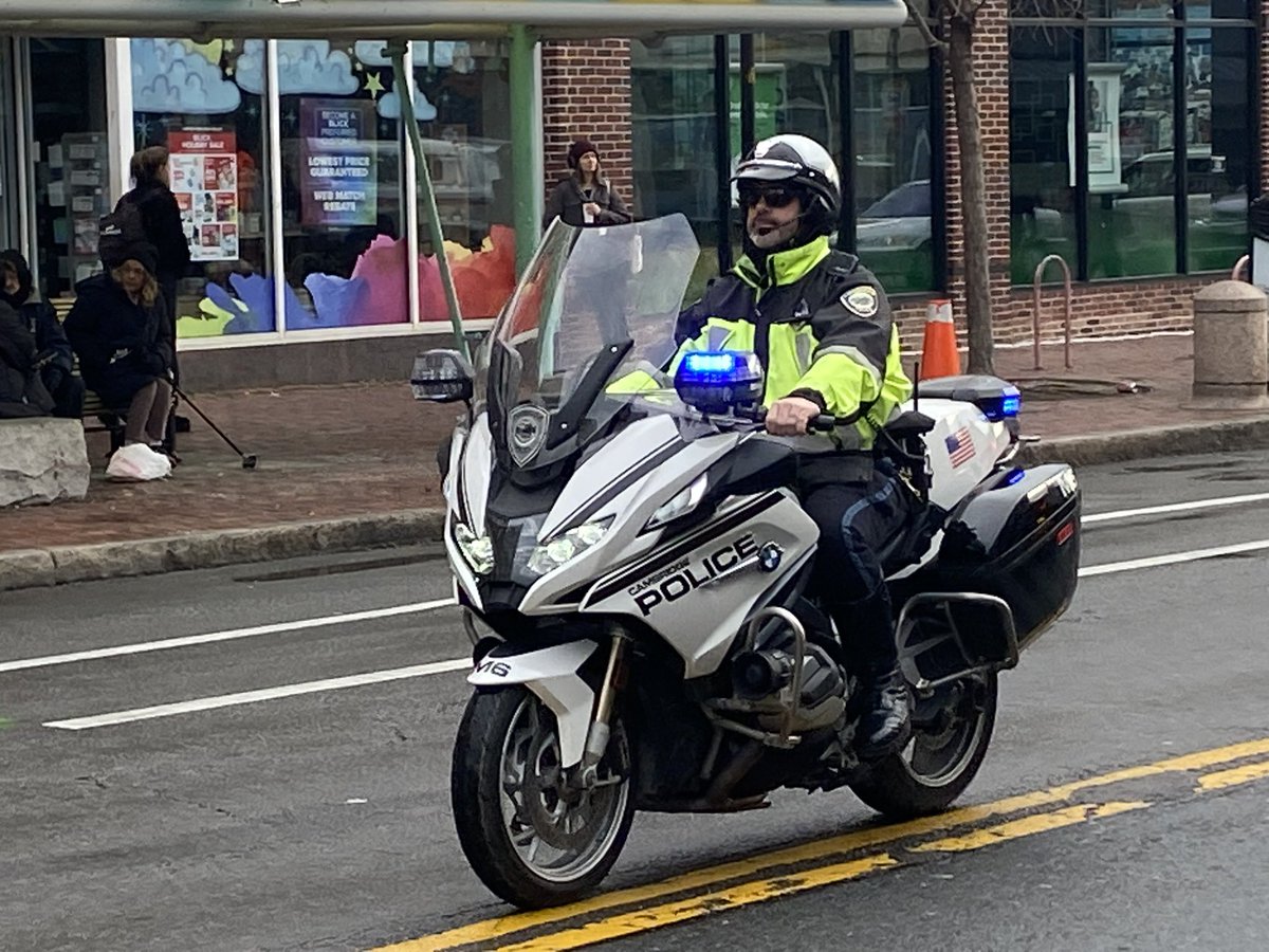 CambridgePolice's tweet photo. Scenes from Sunday’s running of the Cambridge Winter Classic 5K Road Race. 📸: Officer Rob Reardon https://t.co/RLdLIqRyI9