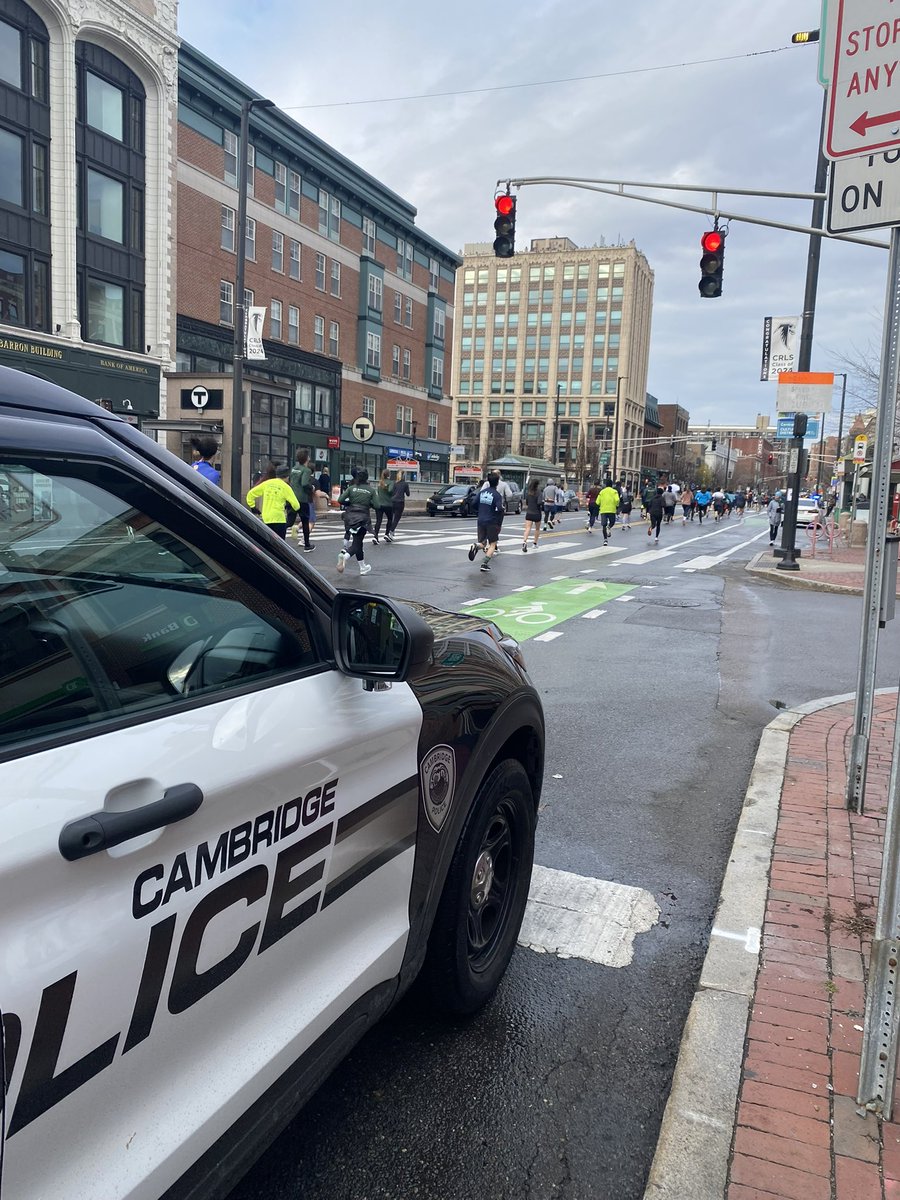 CambridgePolice's tweet photo. Scenes from Sunday’s running of the Cambridge Winter Classic 5K Road Race. 📸: Officer Rob Reardon https://t.co/RLdLIqRyI9