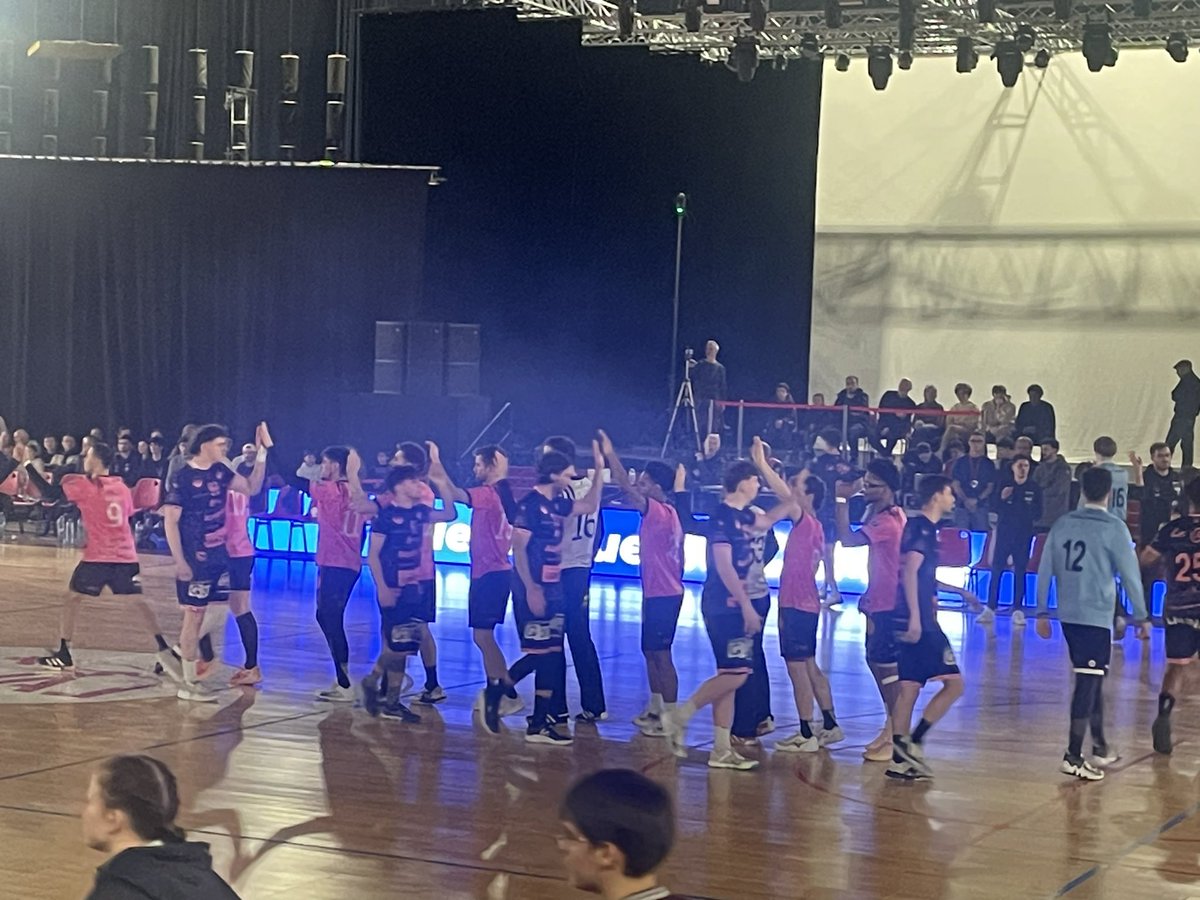 loiseau_celine's tweet photo. 🔥 Handball N1: Match à très forte intensité pour ce premier match de la saison à la salle polyvalente à @Laval_la_Ville . 
Victoire des roses et noirs de @union_sud 38/27 vs Cesson 👏 https://t.co/CwfFxH9o4q