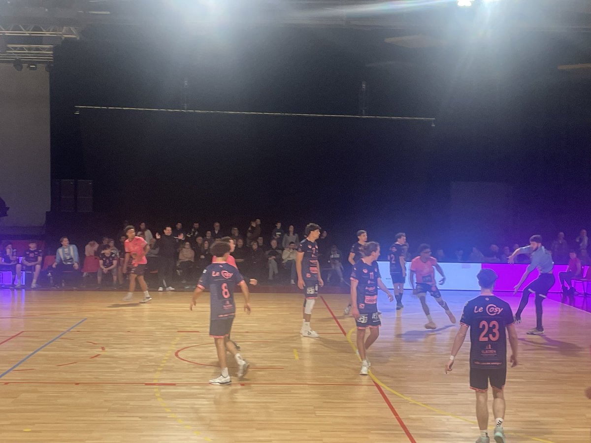🔥 Handball N1: Match à très forte intensité pour ce premier match de la saison à la salle polyvalente à <a href="/Laval_la_Ville/">Laval la Ville</a> . 
Victoire des roses et noirs de <a href="/union_sud/">Union Sud Mayenne Handball</a> 38/27 vs Cesson 👏