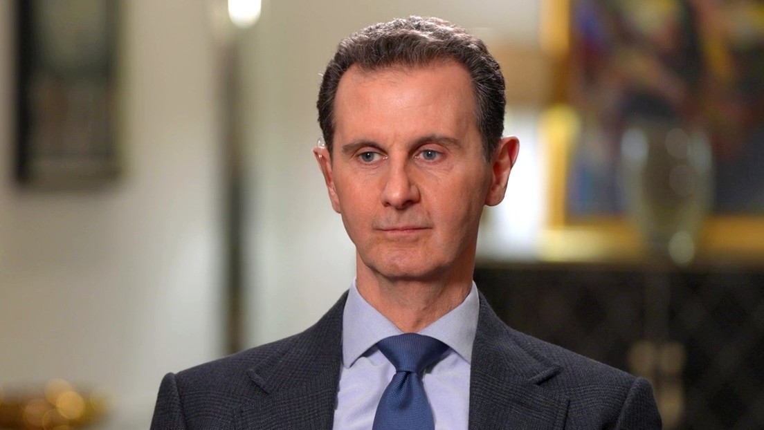 Equipo8DeEnero's tweet photo. #ULTIMAHORA 
El presidente #BasharAlAssad llegó a Moscú con miembros de su familia, ya que Rusia le concedió asilo.

El paradero del mandatario era desconocido, pero desde el Ministerio de Asuntos Exteriores de Rusia afirmaron que Al Assad decidió dimitir y abandonar #Siria. https://t.co/ur3Frh2ajy