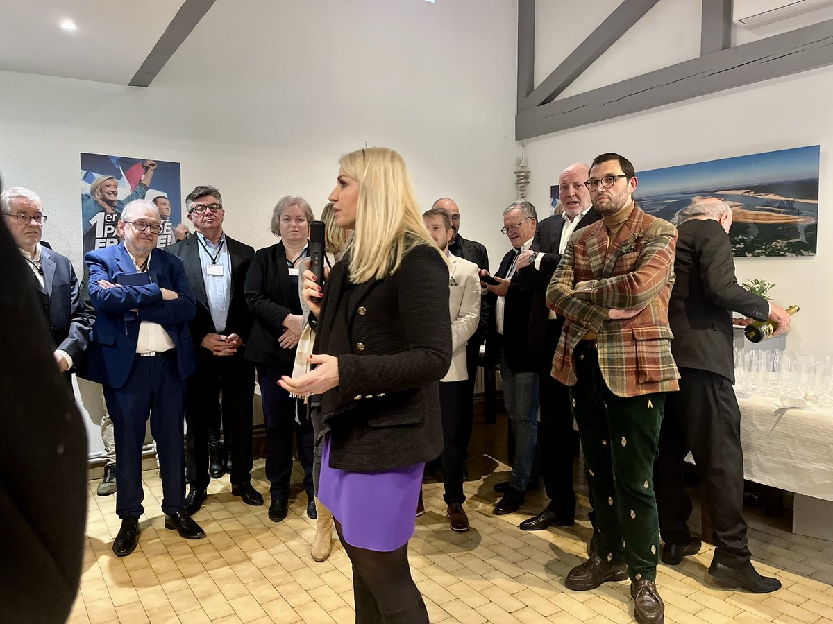 RNJ_33's tweet photo. Hier, @LaurentLamara et l’équipe du bassin d’Arcachon organisaient un goûter de Noël a #Lanton, en présence d'@HeleneLaporteRN , députée du Lot-et-Garonne.
Les jeunes du RNJ33 étaient nombreux à partager ce moment convivial, à quelques jours de la trêve des confiseurs. 🎄 https://t.co/iQ1GluRyJb