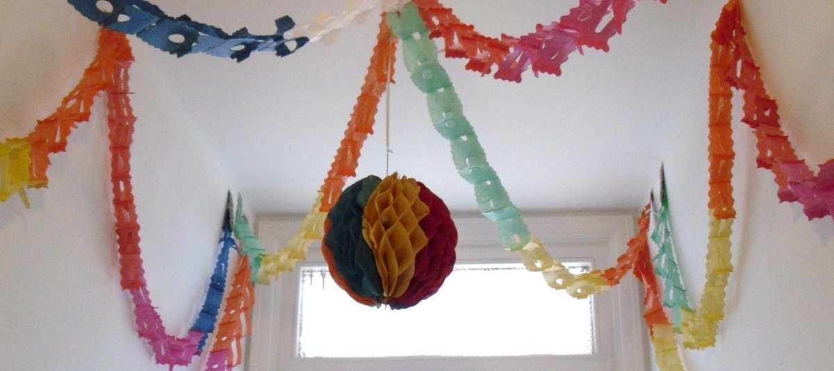 IndeedItsMark's tweet photo. Who’s old enough to remember when Christmas decorations were paper chains hung across the ceiling and walls?

#Christmas #ChristmasDecorations #PaperChains #RetroChristmas https://t.co/LhIM14OjPB