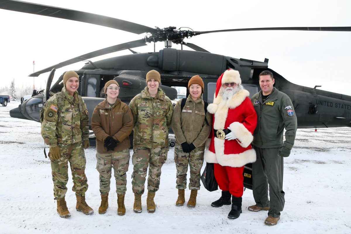 DoD_Outreach's tweet photo. Santa swaps his sleigh and reindeer for a ride in a UH-60 Black Hawk helicopter with the @AKNationalGuard to bring holiday cheer to the community in Circle, Alaska. 🎅🚁
#HappyHolidays #OperationSantaClaus https://t.co/GQRuTF33kE
