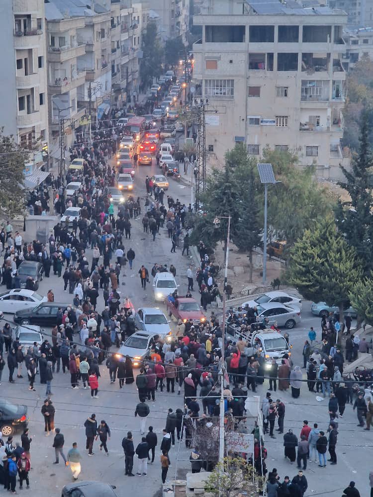 asg_966's tweet photo. إهداء إلى الشعب السوري البطل و نيابةً عنهم :

للدْين قِبلَه و لـ أتباع النبي كعبه
ما طافها من يقول لـ ( سيّده ) يا رب
قلوب ( الأحرار ) مهما تْعيش مرتعبه
و لا تقدر تْسالم و لا تقدر تْحارب
و ( تهاجر ) من القهر شِعبه ورى شِعبه
و بلادها خلفها من دمها شارب
لا بد من ( يوم عزٍ ) فيه ترجع به
و لا عاد يبقى الحبل مرمي على الغارب
يا اللي تقولون دورات الزمن صعبه
( دارت ) و شعْ الفرح فالموطن الخارب
( تحرّرت سوريا ) من جوكر اللُعبه
اللي غرق بالسفينه و أحرق القارب
لو كان ( بشّار ) ( أسد ) كنّا نروّع به
لكن طلع ثعلب و لا نيب متغارب
ما فيه حاكم تهاون في غضب شعبه
ألاّ و خلّوه ( يا مقتول يا هارب )

#تحرير_الشام #سوريا_تتحرر #بشار_الأسد #عبدالله_الروقي