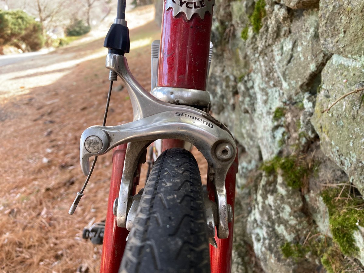 bikesnobnyc's tweet photo. Medium-reach brake.  32s and you could still fly a plane through there.  If the industry hadn't gone with short reach all this disc-brakes-on-road-bikes crap could
have been avoided. https://t.co/fgXDlq69MZ