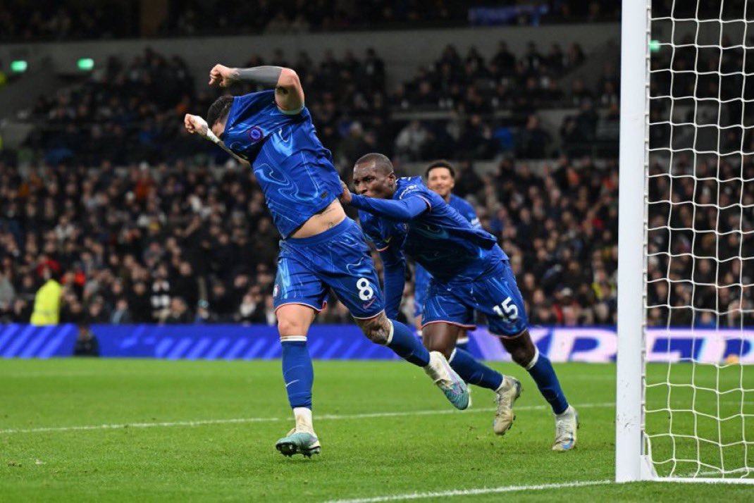 Connfc_'s tweet image. Jackson stopped Enzo taking of his shirt so he didn’t get a yellow card hahahaha