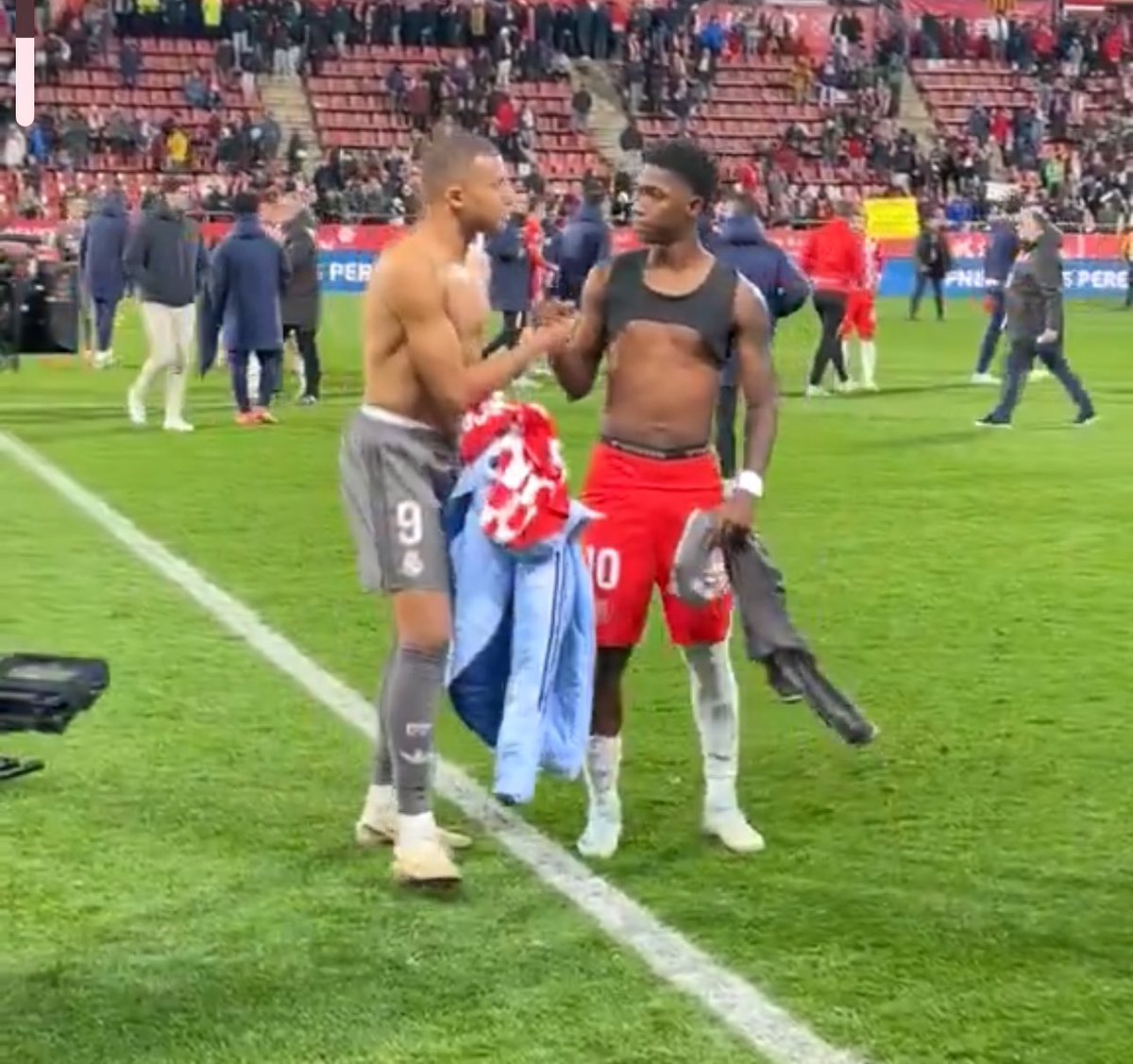 Fichajesdefpc_'s tweet image. Yaser Asprilla disputó los 90 minutos y fue el mejor calificado del Girona pese a que perdió contra el Madrid. Lo mejor? Nos dejó esta joya de momento, intercambió camisetas con Kylian Mbappé. LA ÉLITE ESPERA POR YASER, NUESTRO TALENTOSO 🇨🇴