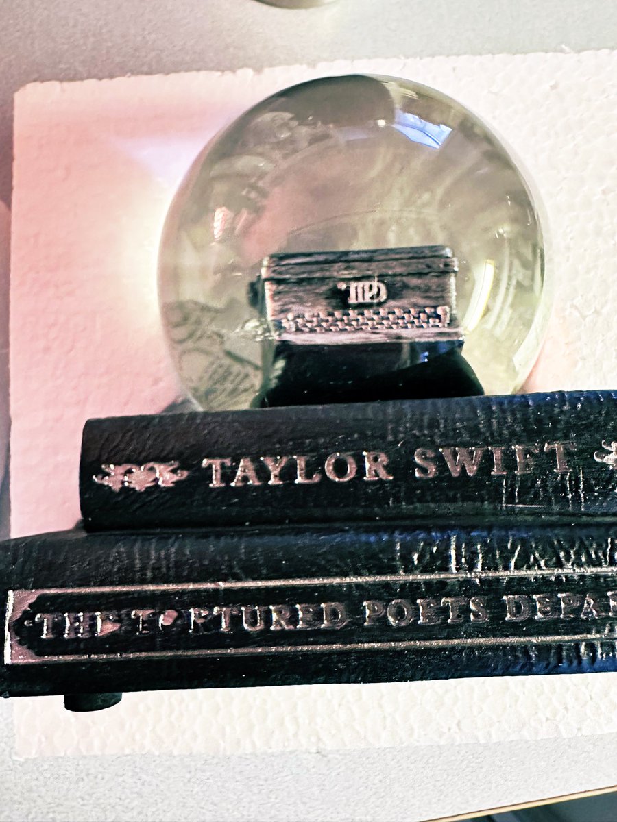 mmmandylion's tweet image. Who’s TAYLOR SWIET anyway 😅😅 Is she the chairman of “th toftured poets department”? 🤍 #raremerch

@taylornation13 @taylorswift13 @UMG