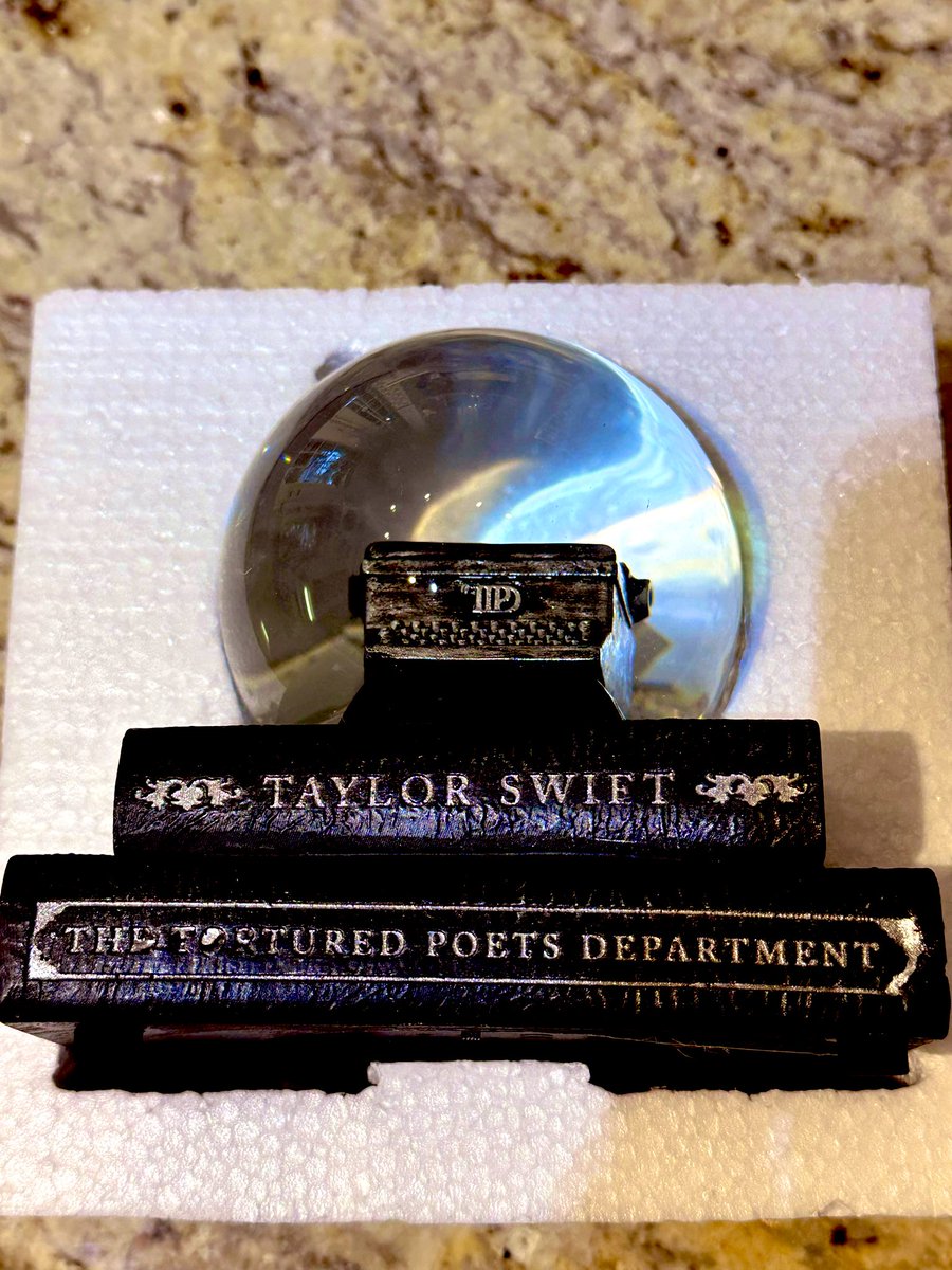 mmmandylion's tweet image. Who’s TAYLOR SWIET anyway 😅😅 Is she the chairman of “th toftured poets department”? 🤍 #raremerch

@taylornation13 @taylorswift13 @UMG