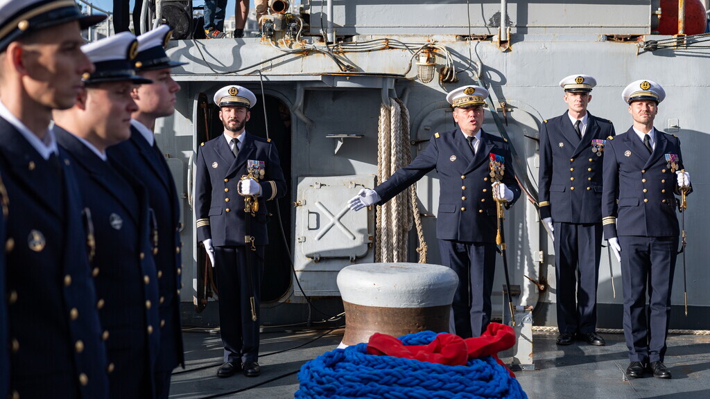 MarineNationale's tweet image. #Passcom | 👏 Le CA Guillaume Arnoux, adjoint organique à Brest de l’amiral commandant la Force d’action navale, a fait reconnaître le CC Octave Le Pivert comme commandant du PHM EV Jacoubet. Il succède au CC Jean Lotteau.