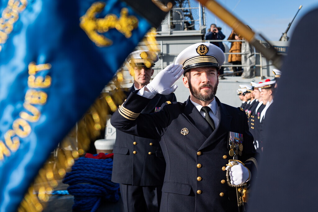 MarineNationale's tweet image. #Passcom | 👏 Le CA Guillaume Arnoux, adjoint organique à Brest de l’amiral commandant la Force d’action navale, a fait reconnaître le CC Octave Le Pivert comme commandant du PHM EV Jacoubet. Il succède au CC Jean Lotteau.