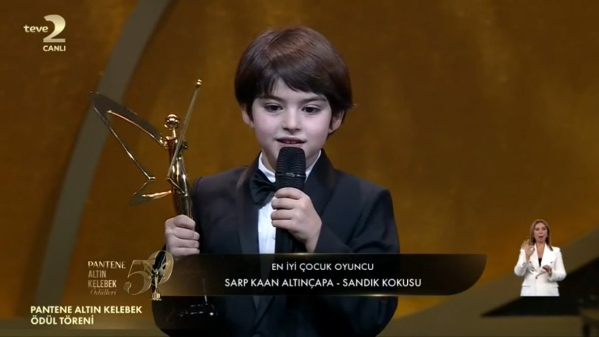 simaldiyebiri's tweet photo. "bu ödülü narin gibi hayalleri yarım kalmis tüm cocuklar adina aliyorum"🥺🥺 sarp senin güzel kalbini yerim ben❤️‍🩹
#pantenealtınkelebek https://t.co/6tHYrYiBmh
