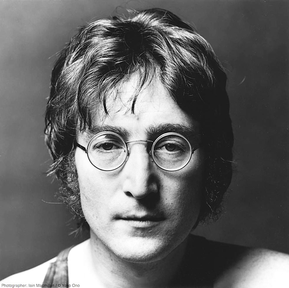John Lennon fue asesinado el lunes 8 de diciembre de 1980. Su muerte fue causada por disparos realizados por Mark David Chapman a la entrada del edificio Dakota, donde Lennon residía. Lennon es reconocido cantante y de ideas progresistas.