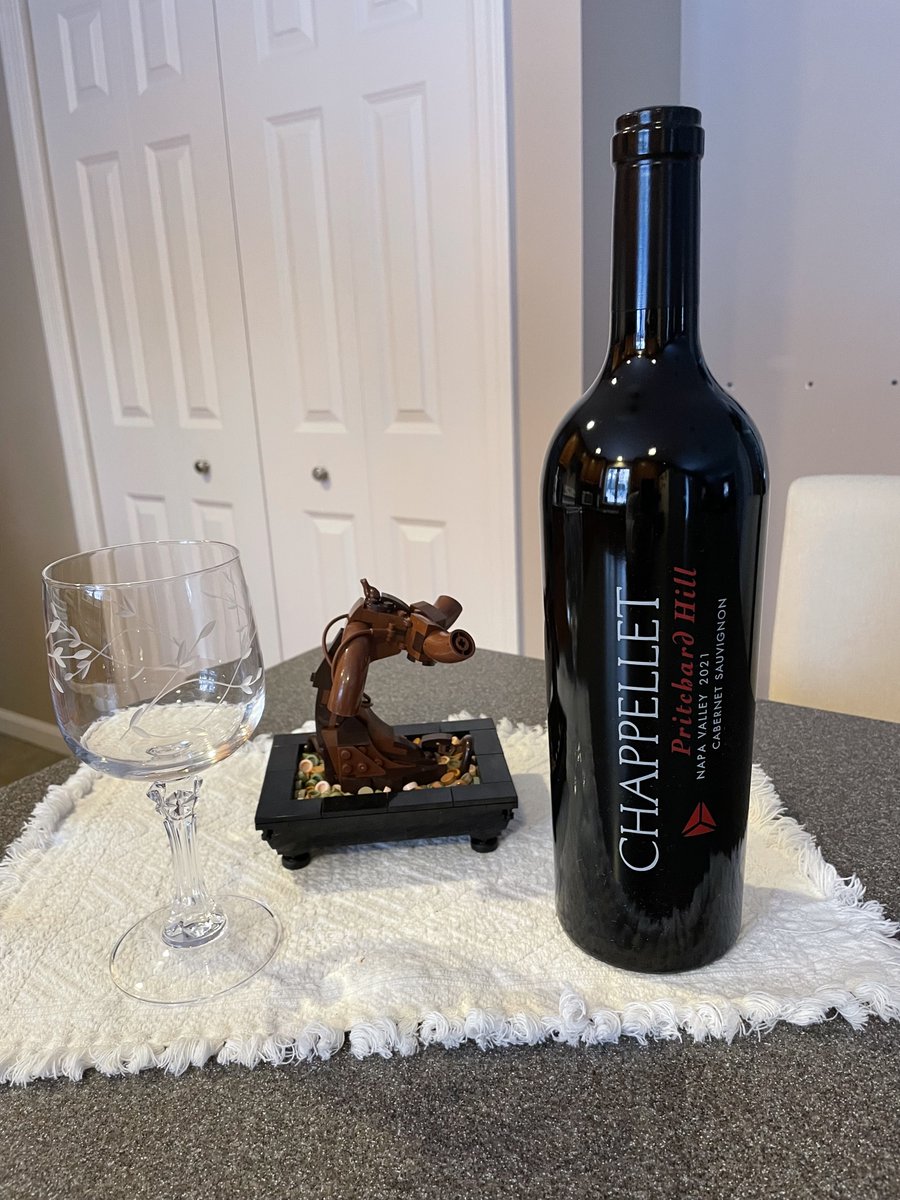 It doesn't get any better than this. Newly released Chappellet 2021 "Pritchard Hill" Cabernet Sauvignon from California. Notes of chocolate and black licorice along with ripe dark fruit flavors. The smooth tannins compliment the firm, polished finish. Amazing wine.
@alvuona