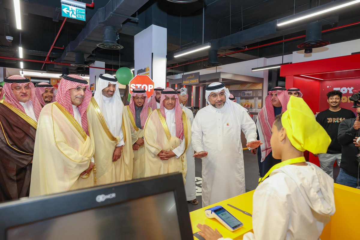 Ahmed_S_Alrajhi's tweet photo. سعدت اليوم بحضور تدشين مركز #البلاد_فيرس، إحدى مبادرات @BankAlbilad الاجتماعية، بهدف تعزيز الوعي المالي لدى أطفالنا، وتنمية مهاراتهم الادخارية، وتطوير تفكيرهم المالي المستقبلي.

أشكر القائمين على هذه المبادرة التي تسهم في تمكين جيل واعد من اكتساب مهارات أساسية تحفّز نموهم المعرفي.