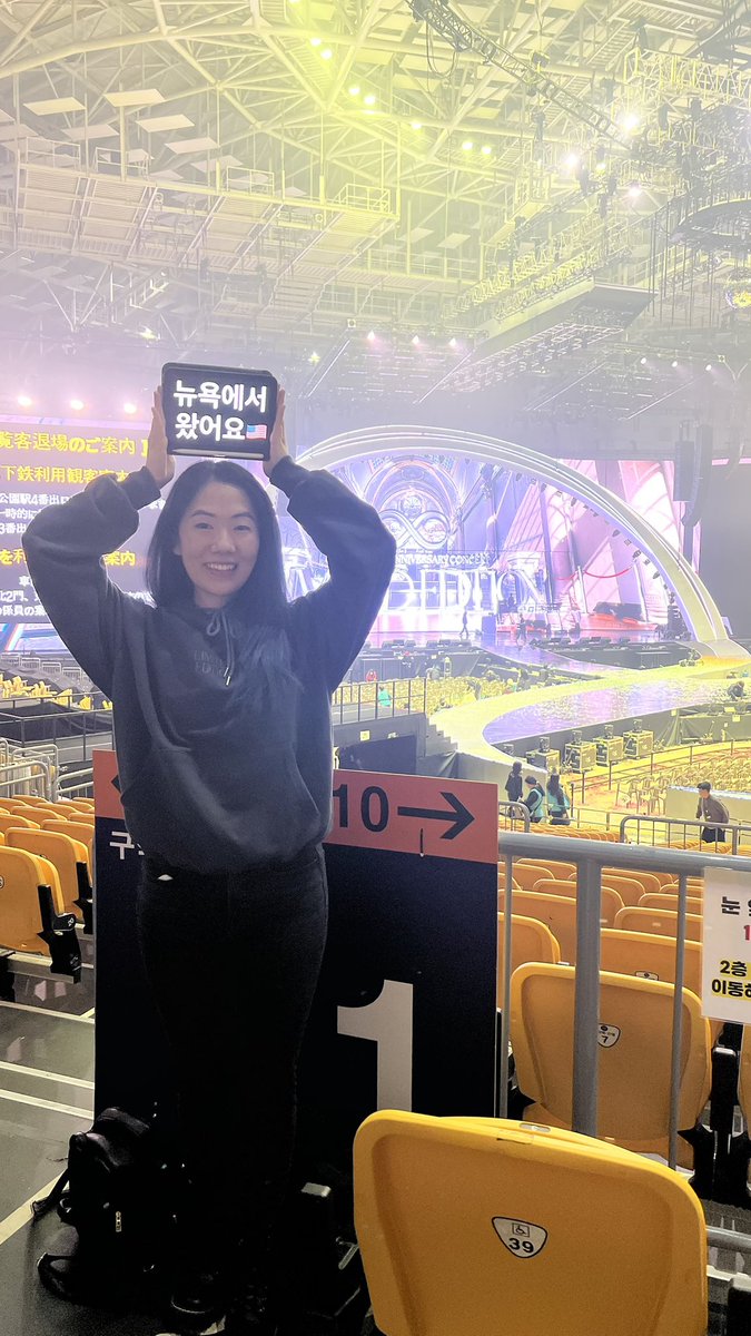 _emilyschan's tweet photo. if anyone got a video of me on the big screen, please let me know!!

혹시 제가 나온 큰 스크린 비디오 가지고 계신 분이 있다면 꼭 알려주세요!! https://t.co/kme5pzUReA