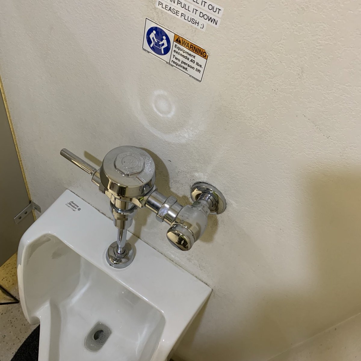 BillyGifford5's tweet photo. This is in the bathroom at one of the places we clean. #no heavy lifting. https://t.co/zNPt9kZ03v