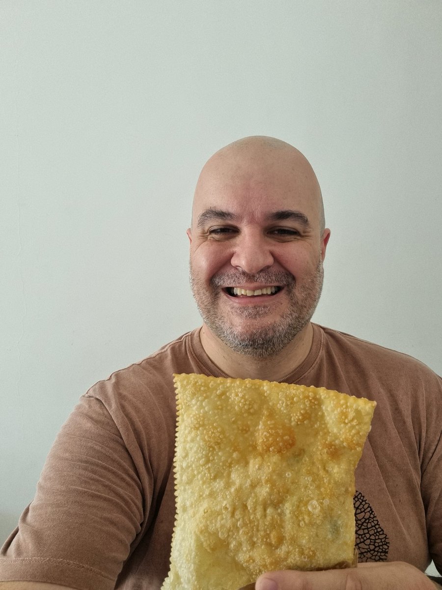 brunobaesso55's tweet photo. Agora sim, o @ricardoleblond vai ter um infarto...🤣🤣🤣🤣🤣
#FlaPastel na área...😋
Com o melhor pastel de feira do Rio de Janeiro.
SRN💪🏻❤️🖤 https://t.co/mG0zenjhDP
