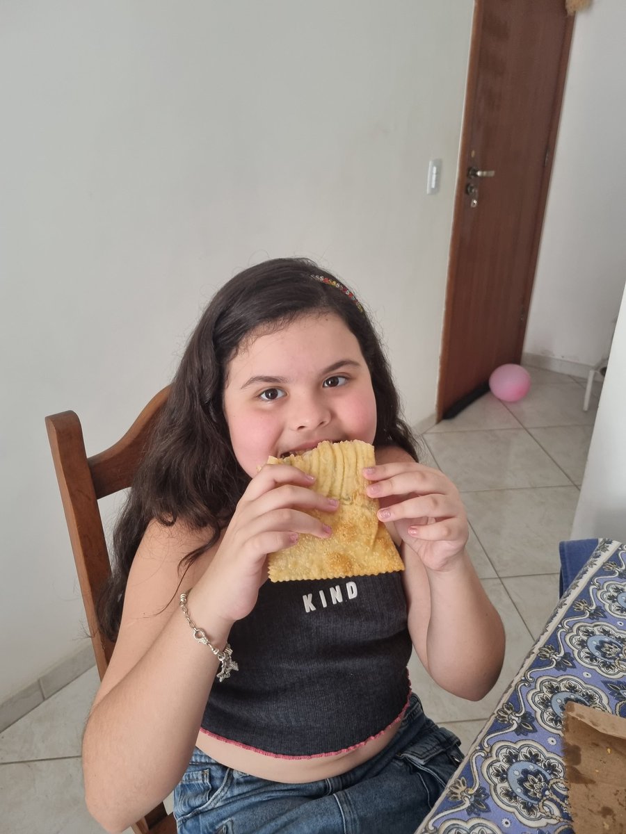brunobaesso55's tweet photo. Agora sim, o @ricardoleblond vai ter um infarto...🤣🤣🤣🤣🤣
#FlaPastel na área...😋
Com o melhor pastel de feira do Rio de Janeiro.
SRN💪🏻❤️🖤 https://t.co/mG0zenjhDP