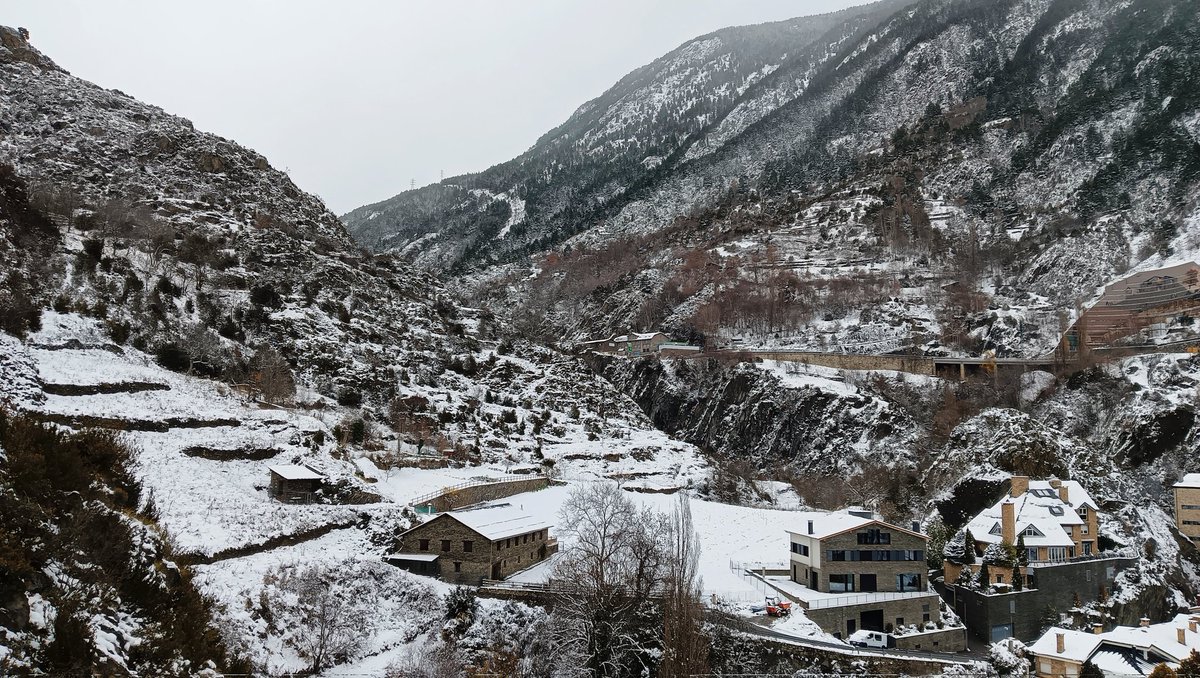 erika_colomer's tweet photo. Vaig créixer enmig de la boira. Quan vaig anar a viure a Bcn, deia que allà l'hivern no era hivern perquè no hi feia fred. Aquí tampoc en tenim, de boira, però tenim la neu. I la primera nevada de la temporada sempre té un no-sé-què màgic. ☺️ #nevada #LesBons #Encamp #Andorra https://t.co/sNhUYBYyK7