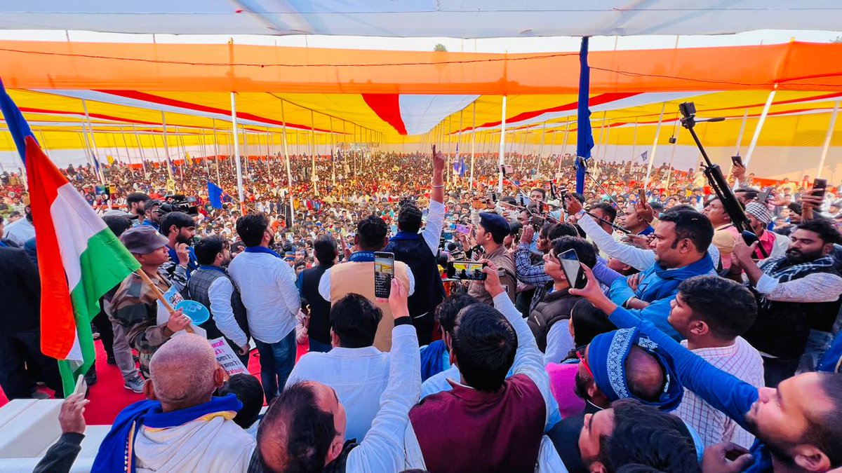 AMARNAT41902593's tweet photo. आज पटना, बिहार "समाधान रैली" में अपनों के बीच माननीय राष्ट्रीय अध्यक्ष नगीना सांसद @BhimArmyChief चन्द्रशेखर आजाद जी। https://t.co/v4jMBDpYSU