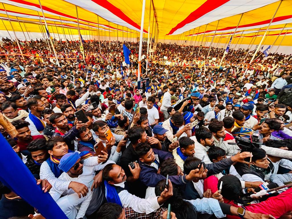 AMARNAT41902593's tweet photo. आज पटना, बिहार "समाधान रैली" में अपनों के बीच माननीय राष्ट्रीय अध्यक्ष नगीना सांसद @BhimArmyChief चन्द्रशेखर आजाद जी। https://t.co/v4jMBDpYSU