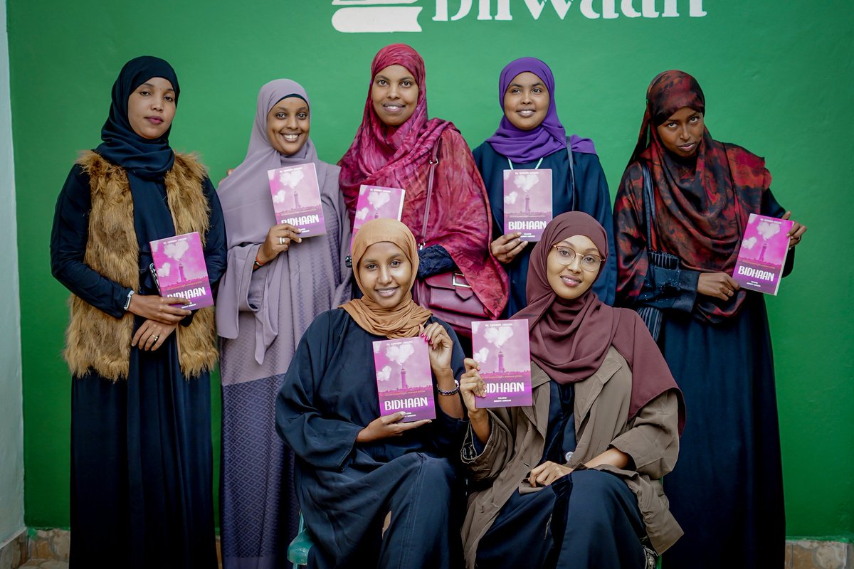 Diiwaaan's tweet photo. Waxa xarunta Diiwaan ka qabsoomay kulan gaar ah oo lagu falanqaynayay buugga BIDHAAN. 

Gorfayntan ayaa ahayd mid kulmisay haldoor &amp; aqoonyahan qiimo badan. Waxa uu bilow u yahay kulammo noocan ah oo lagu gorfayn doonoo waxsoosaarka Madbacadda Diiwaan. https://t.co/vLnolCwjHH