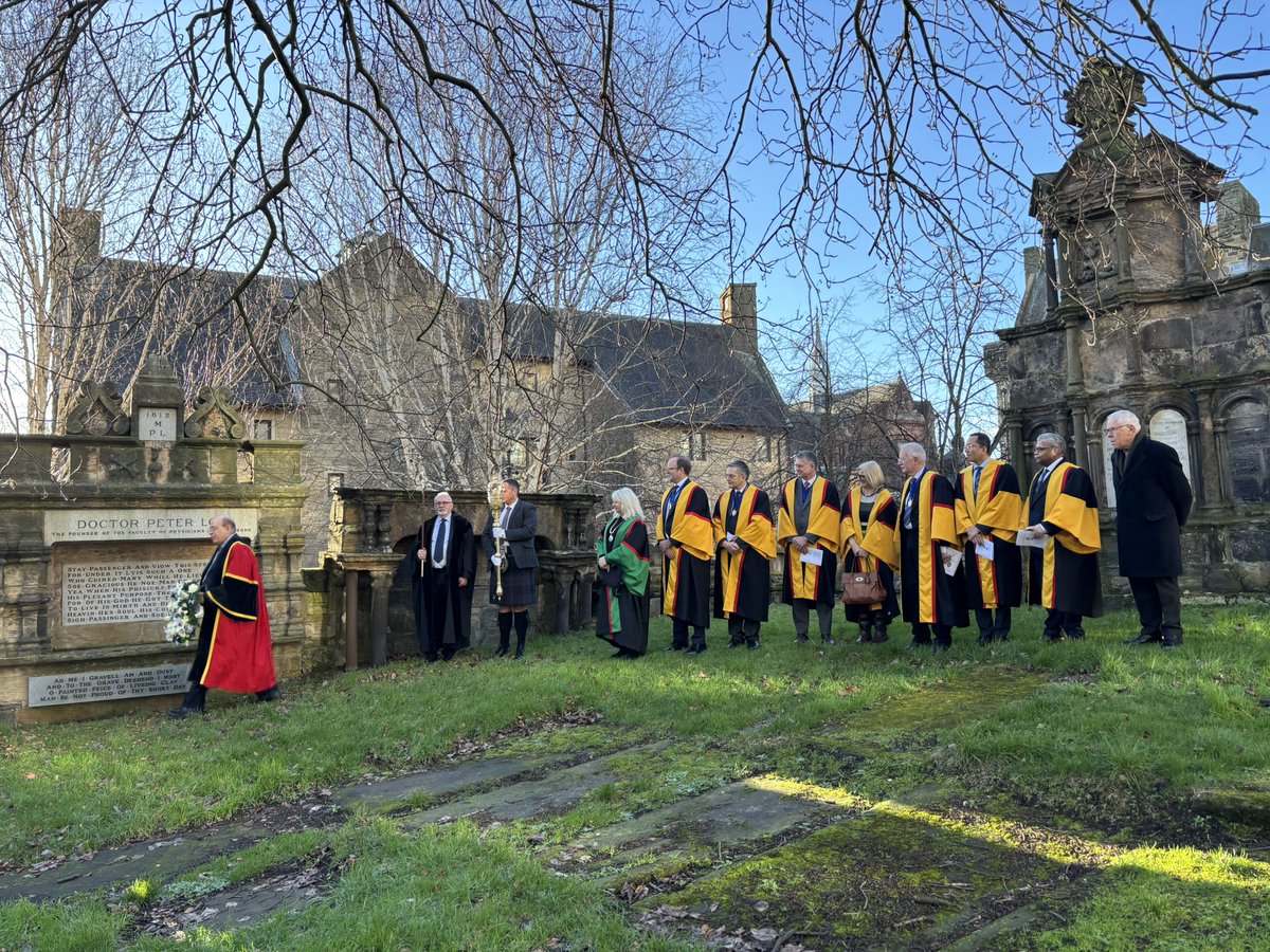 Fiona_W_RCPSG's tweet photo. Beautiful morning to remember Maister Peter Low and celebrate the 425th birthday of @rcpsglasgow.  Also great to bump into @ProfMalcolmSim and enjoy his music! https://t.co/apjIeE2WLq