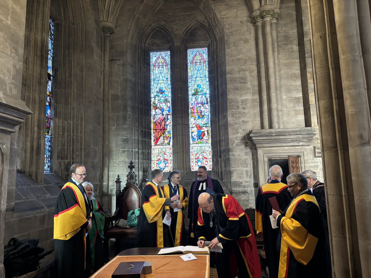 Fiona_W_RCPSG's tweet photo. Beautiful morning to remember Maister Peter Low and celebrate the 425th birthday of @rcpsglasgow.  Also great to bump into @ProfMalcolmSim and enjoy his music! https://t.co/apjIeE2WLq