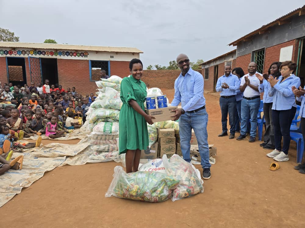 CCCC_COMESA's tweet photo. #CCC as part of its #CorporateSocialResponsibility for 2024 visited Zoe Foundation, to support the effort of the Foundation to avail at risk-children with a better future. #ZoeFoundation is an #orphanage in Ndondani Village in #Area25 in #Lilongwe, #Malawi.
#COMESA https://t.co/299xNskQcm