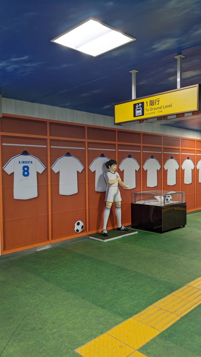 rismana15's tweet photo. Yotsugi ini karena hometown pencipta Captain Tsubasa, maka banyak banget ornamen Tsubasa. Bahkan stasiunnya Tsubasa banget. Lagu saat kereta datang saja potongan lagu tsubasa. https://t.co/kh0s1UPoGG