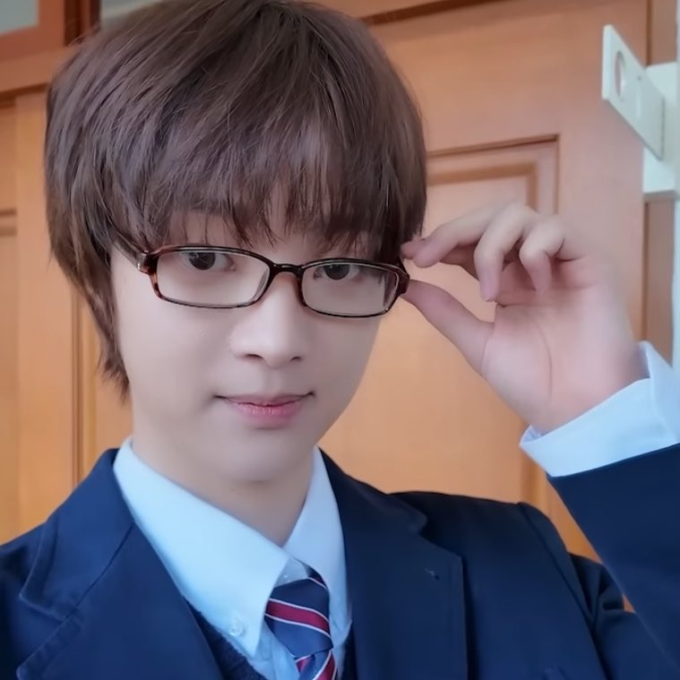 그 시절 반장이랑 데이트코스♡!
학교 앞 떡볶이집 > 서점 > 독서실..