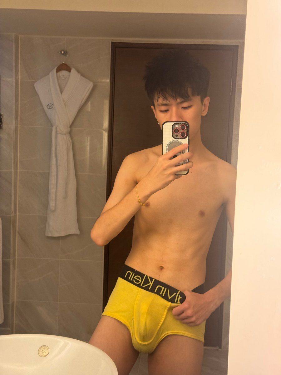 han_han1214's tweet photo. 小心痛（？
最近好想長大了一點（😳 https://t.co/cxPYiKqCLV