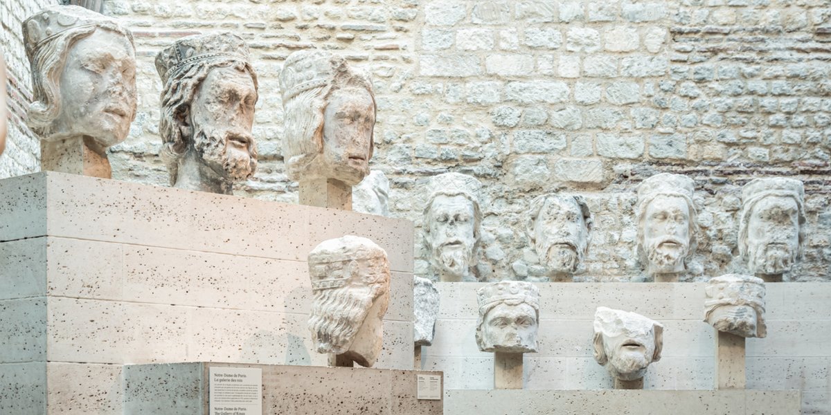 Mais où sont les sculptures médiévales de #NotreDame ? ⛪
Elles sont essentiellement conservées au musée de Cluny !
📍 Découvrez ce décor sculpté dans l’exposition "Faire parler les pierres" jusqu'au 16 mars.
👉 musee-moyenage.fr/activites/expo…
#SculpturesNotreDame