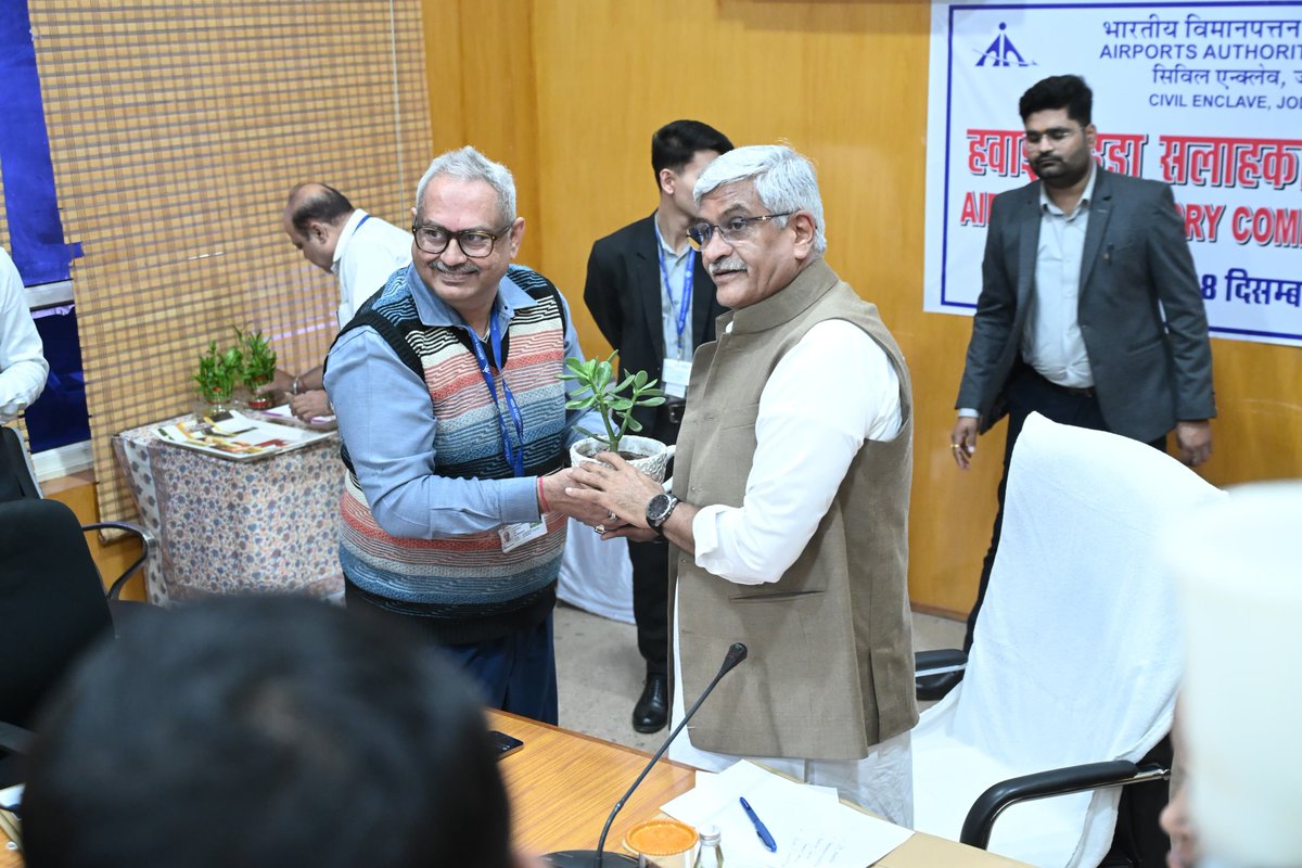 gssjodhpur's tweet photo. जोधपुर में आज हवाई अड्डा सलाहकार समिति की बैठक में निर्माणाधीन नए टर्मिनल तथा अन्य विकास कार्यों की दशा-दिशा जानी। पार्किंग के बेहतर प्रबंध के लिए विशेष रूप से रायशुमारी की। 

जिला प्रशासन को एयरपोर्ट रोड चौड़ी करने, नाले को कवर करने और एयरपोर्ट से सर्किट हाऊस तक रेलिंग एवं डिवाइडर को तत्काल प्रभाव से दुरुस्त करने कहा। जोधपुर दक्षिण महापौर सुश्री वनिता सेठ, जोधपुर शहर विधायक श्री अतुल भंसाली विशेष रूप से साथ रहे।