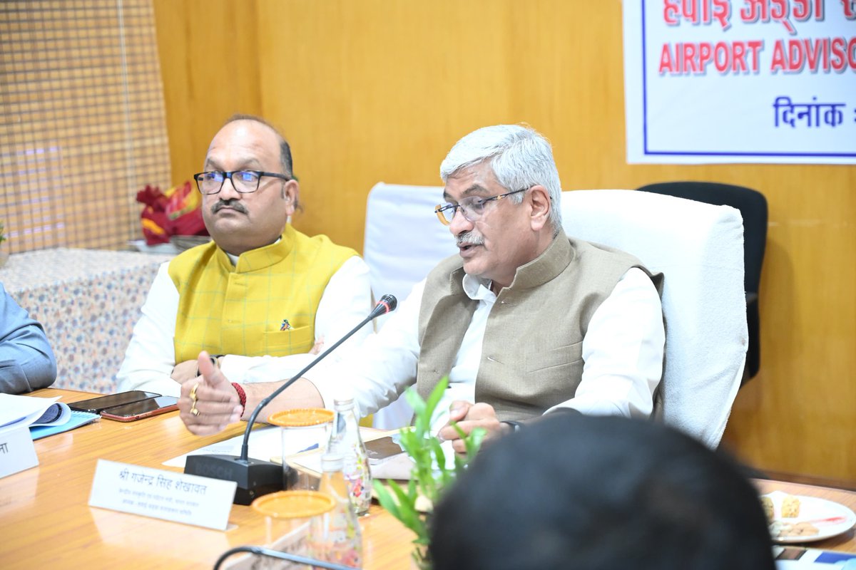 gssjodhpur's tweet photo. जोधपुर में आज हवाई अड्डा सलाहकार समिति की बैठक में निर्माणाधीन नए टर्मिनल तथा अन्य विकास कार्यों की दशा-दिशा जानी। पार्किंग के बेहतर प्रबंध के लिए विशेष रूप से रायशुमारी की। 

जिला प्रशासन को एयरपोर्ट रोड चौड़ी करने, नाले को कवर करने और एयरपोर्ट से सर्किट हाऊस तक रेलिंग एवं डिवाइडर को तत्काल प्रभाव से दुरुस्त करने कहा। जोधपुर दक्षिण महापौर सुश्री वनिता सेठ, जोधपुर शहर विधायक श्री अतुल भंसाली विशेष रूप से साथ रहे।