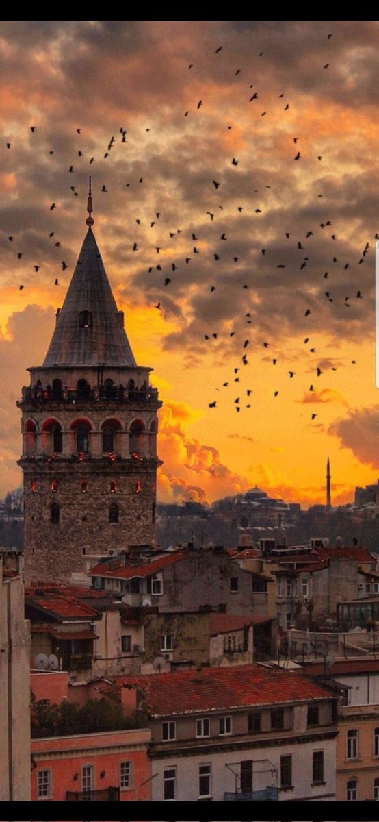 Hassastır bazı kumaşlar
Her umarsız söz inatçı bir leke olur benliğinde
Alelade üzerine döküldüğünde bir kelime,
Saatlerce üzerine gözyaşı damlatsam çıkmıyor, nafile...