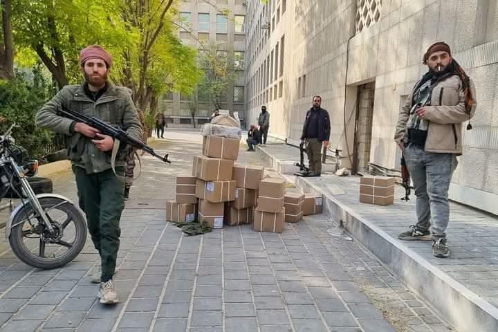myglwmny1's tweet photo. ثوار سوريا ياخدوا في حقهم من المصرف المركزي 🙂

جهاد علي أصوله 😁 https://t.co/XB2MJZmbbz