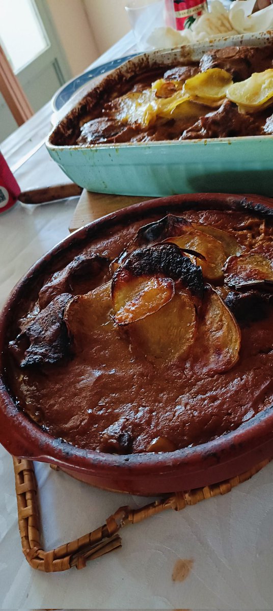 DiosaDescarriad's tweet photo. Lo del centro..Rabo de toro y carrillada made in Rocio https://t.co/50RiiknqgJ
