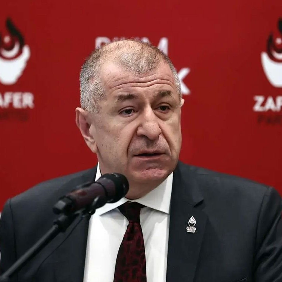 karargahabertr's tweet photo. 🔴 Ümit Özdağ:

"Soruyorum Antalya'da, Kuşadası'nda, Bodrum'da 5 yıldızlı otel sahibi olan Diyarbakırlı mı mağdur yoksa Kastamonu'nun dağ köyünde ki çoban mı?

Bingöllü uyuşturucu baronu mu mağdur yoksa Ağrı'da, Karaman'da, Muğla'da hayvancılıkla uğraşan çiftçimiz mi mağdur?" https://t.co/X4vgw93cGd