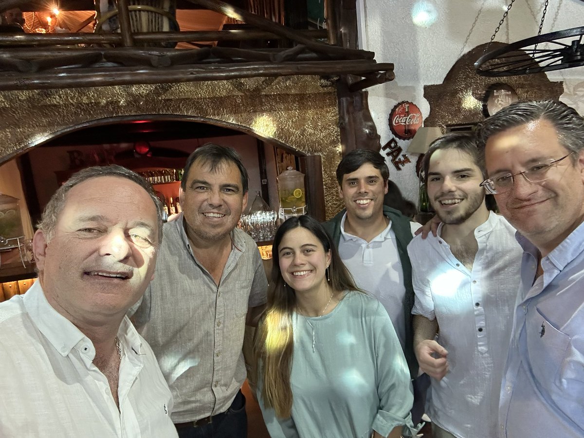 marioculnev's tweet photo. Lindo reencuentro con @AlvaroDelgadoUy y los compañeros de @dcentrouy para despedir el año.
Esto no terminó, recién empieza, el futuro sigue. https://t.co/aG34928jFL