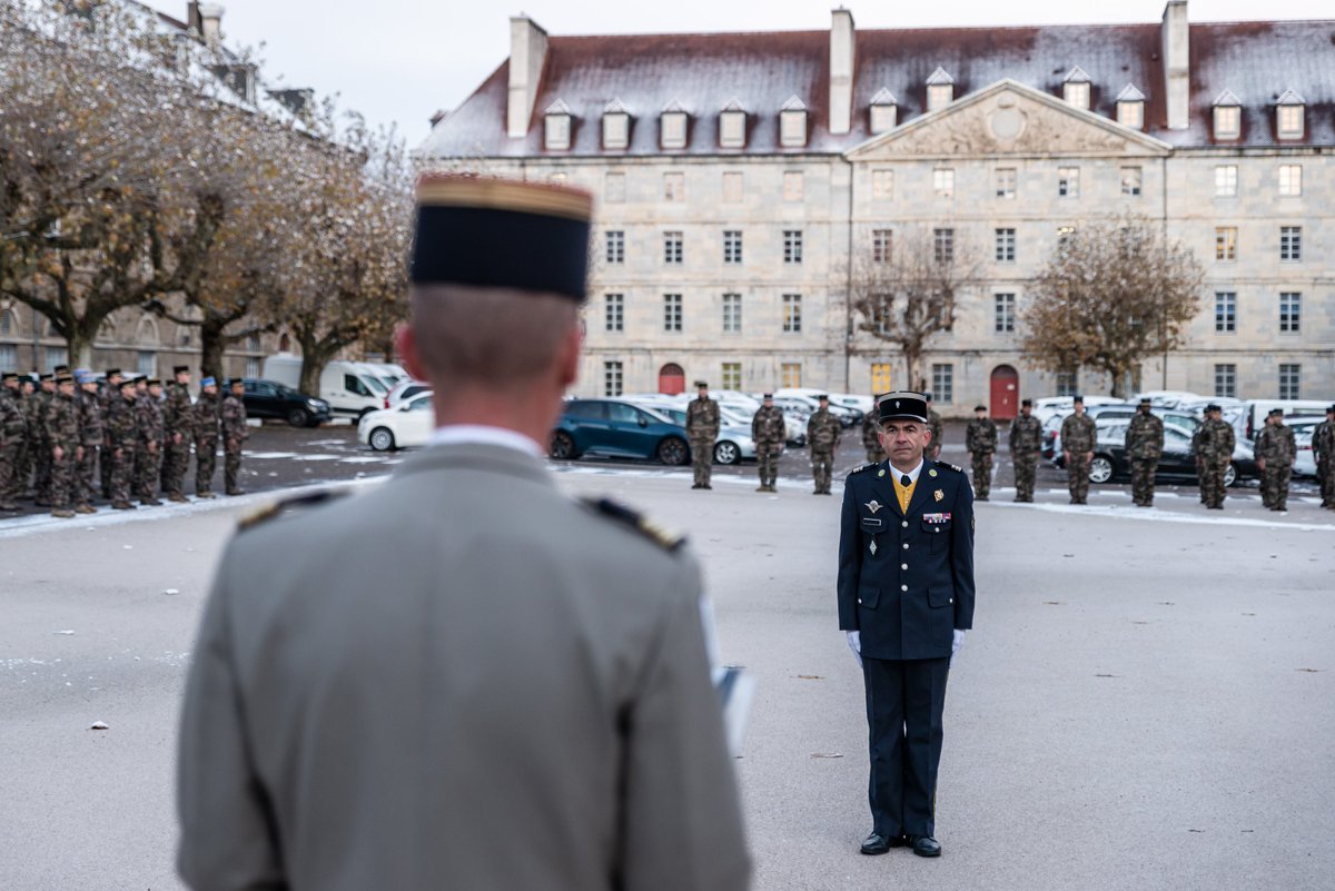 1reDivision's tweet image. ▶️ Durant cette cérémonie, l’adjudant-chef Philippe s’est vu élevé au rang de chevalier de l'Ordre national du mérite

▶️ Le lieutenant-colonel Éric s’est vu quant à lui remettre un témoignage de satisfaction.

#FiersdeNosSoldats #AlHonneur